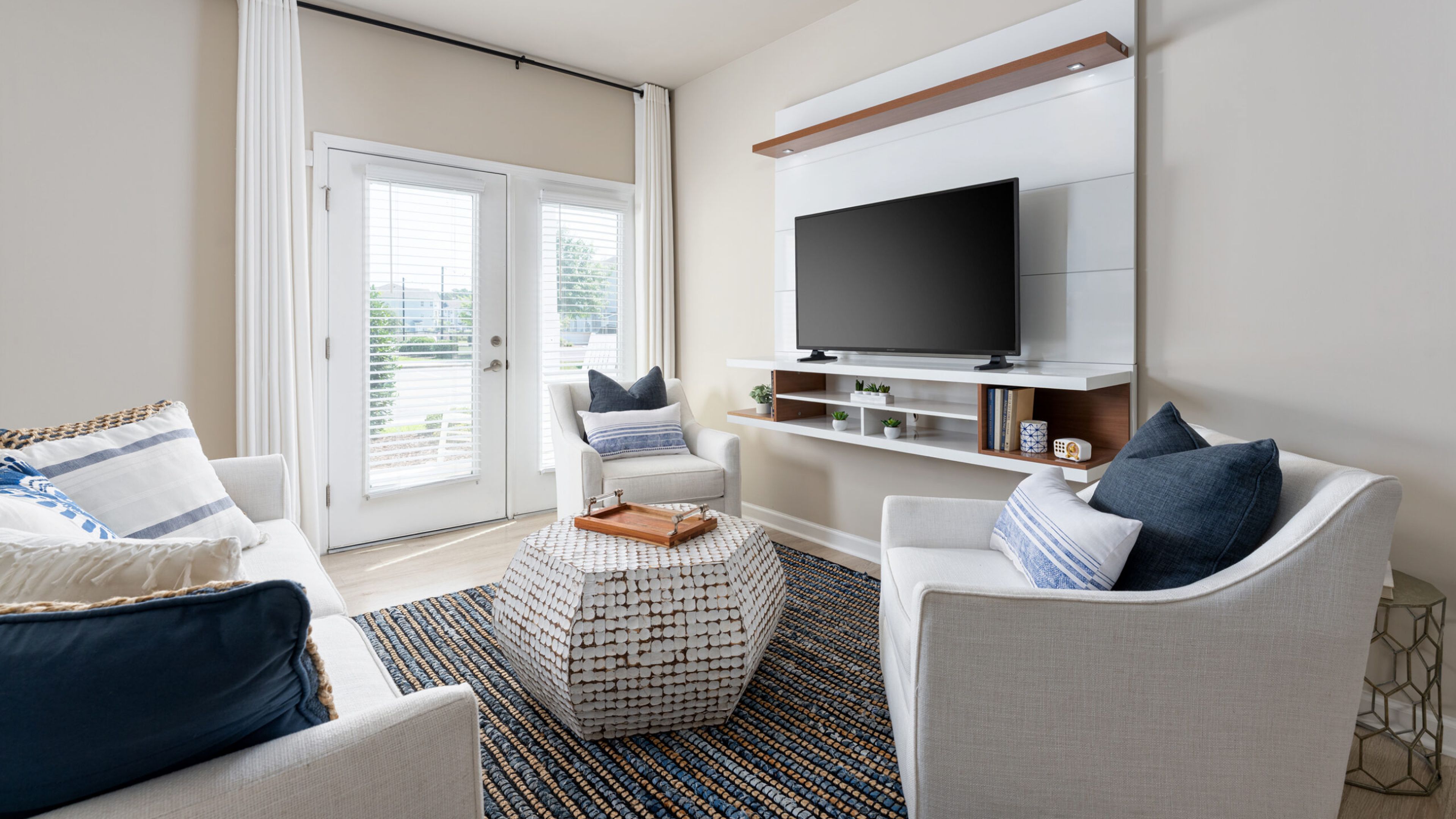 Hawthorne at the Bend modern apartment kitchen with kitchen island, granite countertops, stainless steel appliances, 9ft ceilings